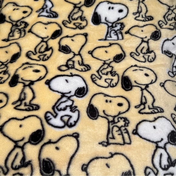 Peanuts Snoopy Yellow Plush Blanket Throw - Picture 2 of 3